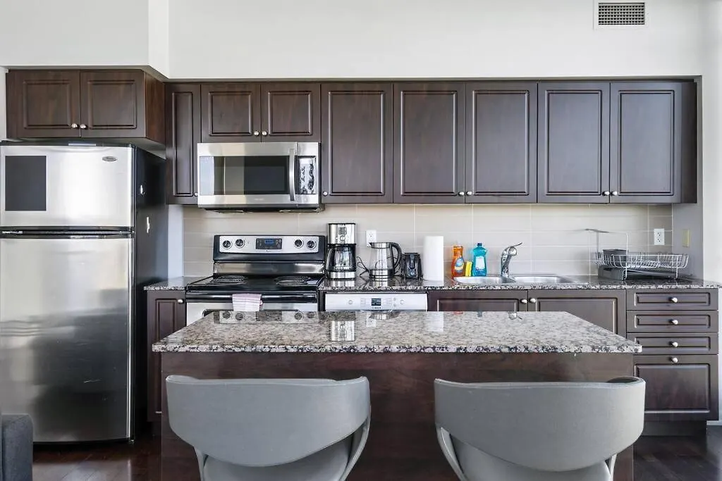 1Bdrm Comfort Away From Home With Parking-Downtown Toronto Canadá